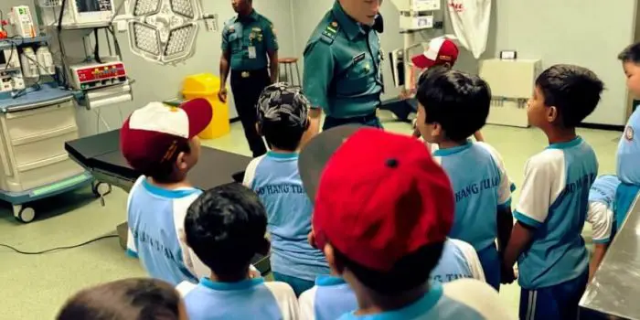 Sebanyak 134 siswa SD Hang Tuah 12 Surabaya mendapat pengalaman tak terlupakan ketika berkunjung ke KRI dr. Wahidin Sudirohusodo‑991 (KRI WSH‑991), kapal bantu rumah sakit jajaran Satuan Kapal Bantu Koarmada III yang tengah sandar di Dermaga Madura Timur, Koarmada II Surabaya dalam rangka selesai melaksanakan perbaikan pada Kamis, (24/4/2025). Foto: Dispenkoarmada3-01